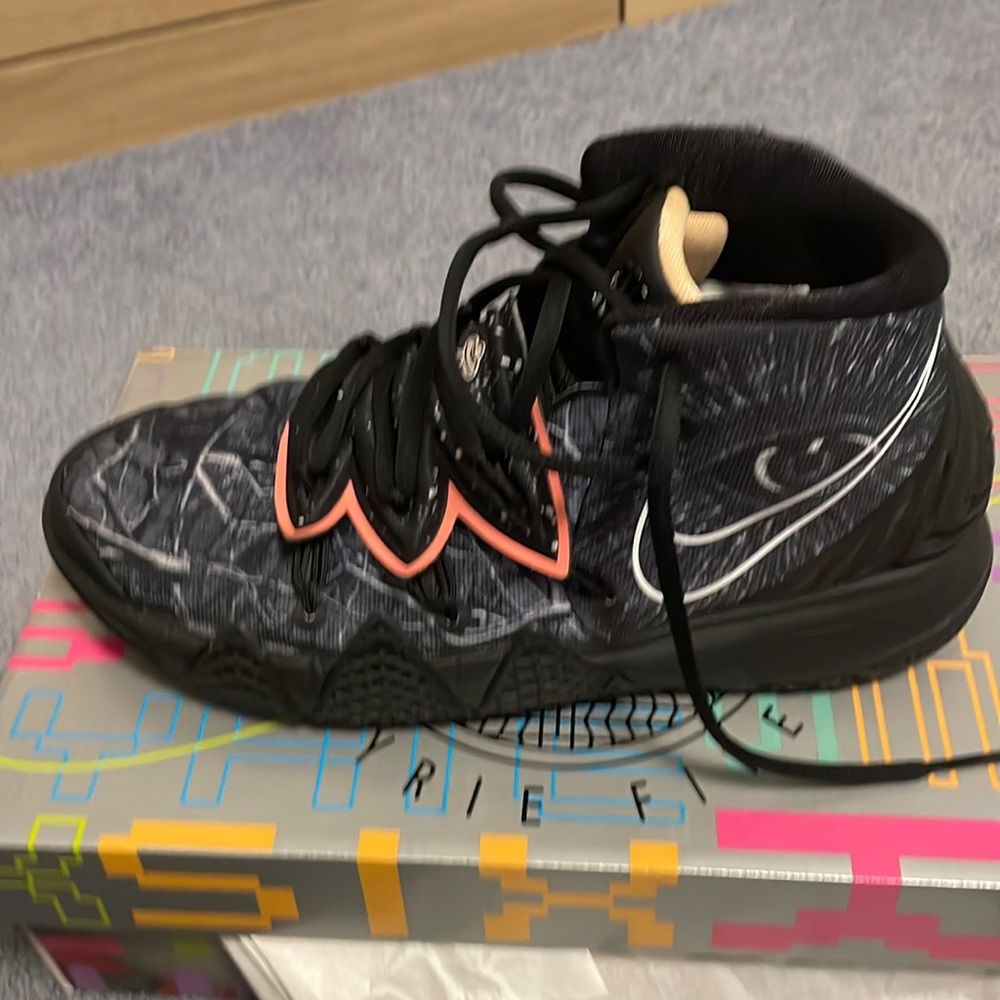 Barely worn Nike kyrie 5 basketball sneakers